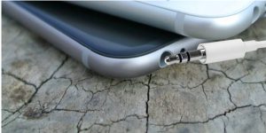 How to remove a broken headphone jack from your device